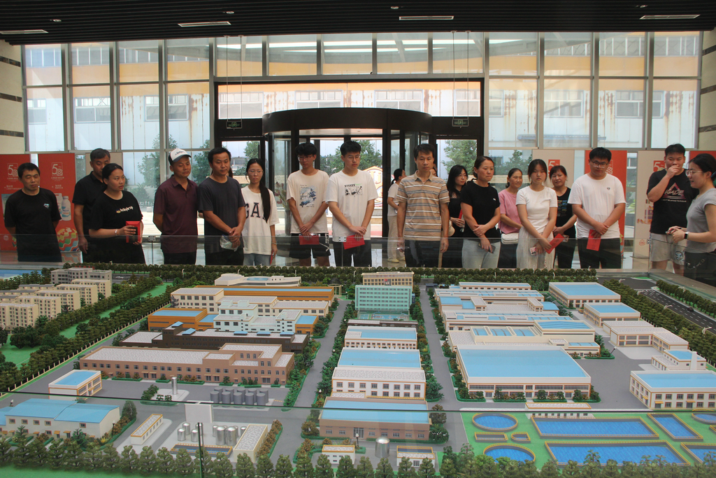 20250819情系職工子女  助力夢想啟航——潔晶集團(tuán)舉行職工子女高考獎(jiǎng)學(xué)金發(fā)放儀式4_1